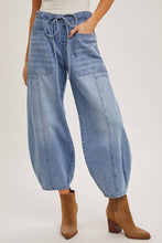 DENIM MID-WAIST DRAWSTRINGS BARREL JEANS LIGHT WASH