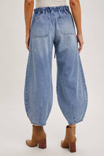 DENIM MID-WAIST DRAWSTRINGS BARREL JEANS LIGHT WASH